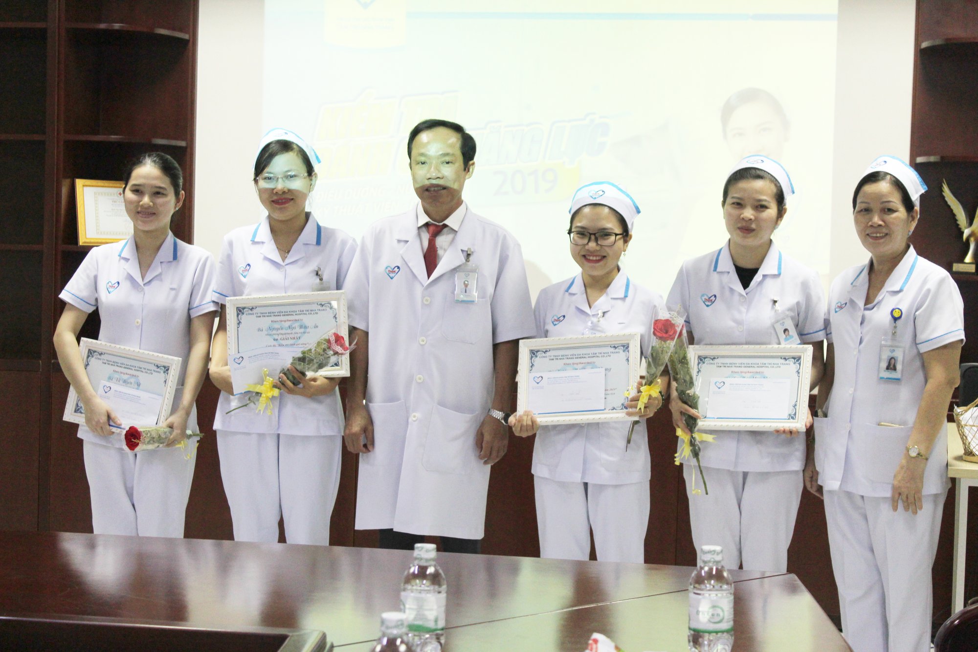 Ban lãnh đạo bệnh viện khen thưởng các thí sinh có thành tích xuất sắc