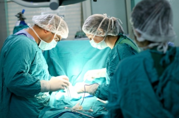 Phẫu thuật lấy khối u nặng 2,3 kg trong bụng bệnh nhân