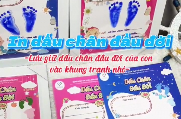 “IN DẤU CHÂN ĐẦU ĐỜI’ – Tâm Trí Nha Trang cùng ba mẹ lưu giữ khoảnh khắc đầu tiên của con trong khung tranh nhỏ.
